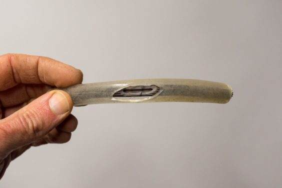 在管子中间切出的插槽将会出现拉线