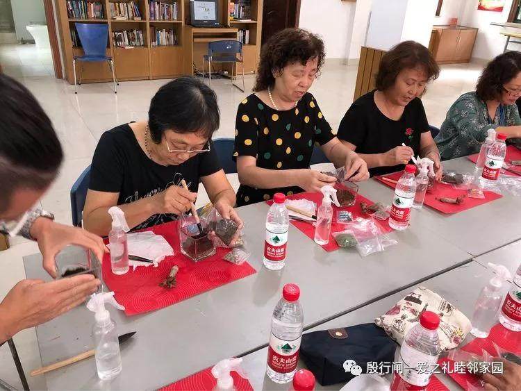 居委组织居民手工制作盆景微景观活动