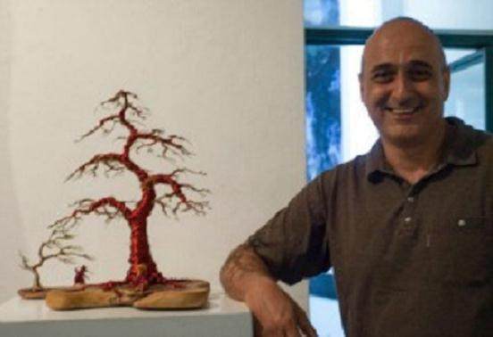 如何用铁丝网在他的盆景上顺利创造