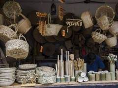 许多以前干竹编的人嫌挣钱少 都不干了