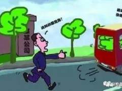 奇葩男深夜盗窃某店门口盆栽树 视频监控还原真相