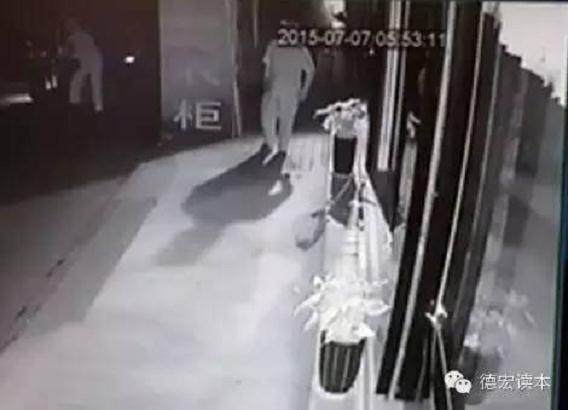 芒市多个店铺门口盆景被盗窃 监控显示为老人所为