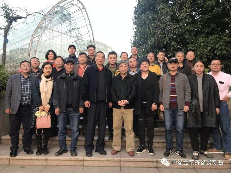 重庆盆景协会领导和会长在座谈会后留影