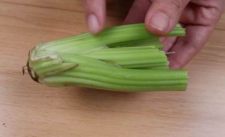 图解芹菜盆栽的制作方法