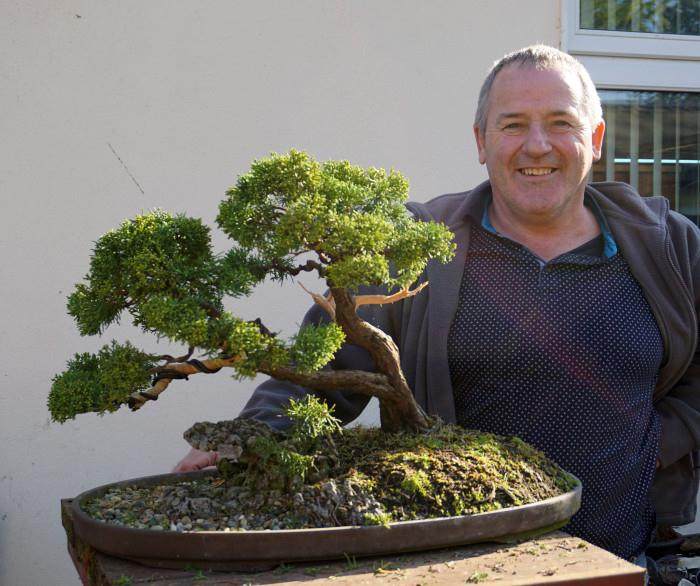 在爱尔兰芒斯特盆景俱乐部的一些人交往