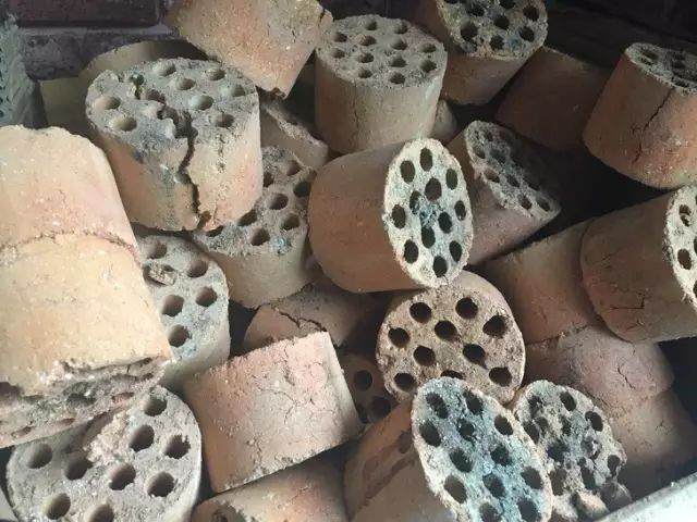 植物上盆 在盆底垫上3种介质 养花十年也不会烂根