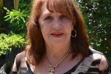 国际盆景赏石协会的现任主席  格兰妮丝.贝博