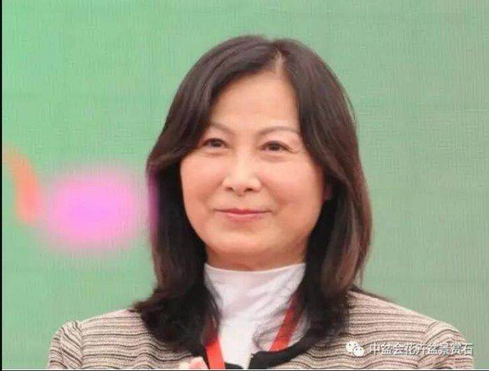 国际盆景俱乐部荣誉主席 郑慧瑩女士