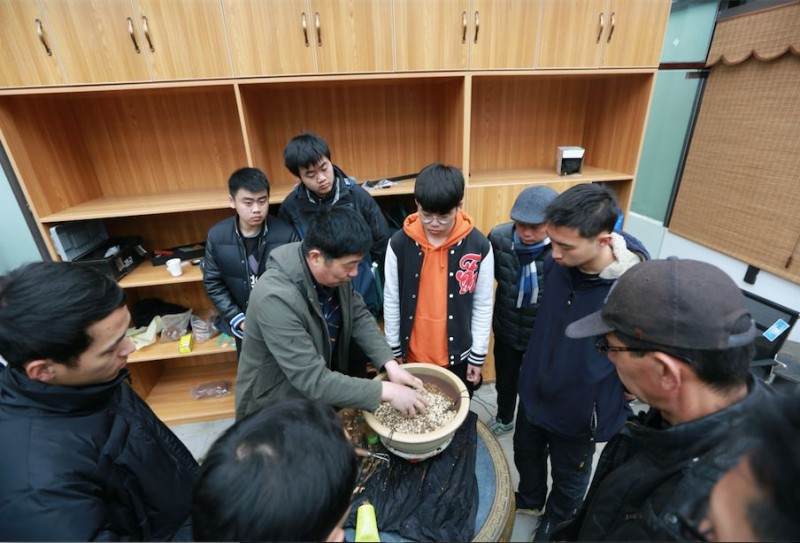 杜鹃盆景的修剪和换盆