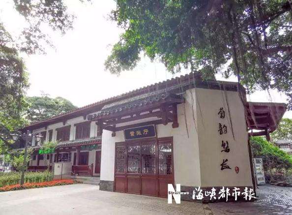 福州园艺专家现场教市民如何修剪盆景