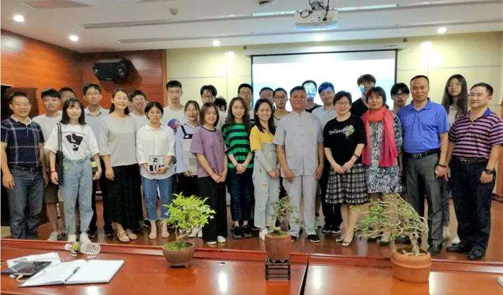 盆景大师刘传刚为园艺学院师生做报告