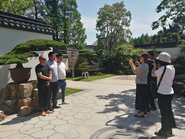 如皋市花木盆景联合会参观上海植物园盆景园