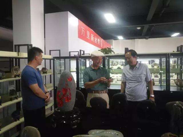 岭南派盆景大师莅临金骆驼艺术馆