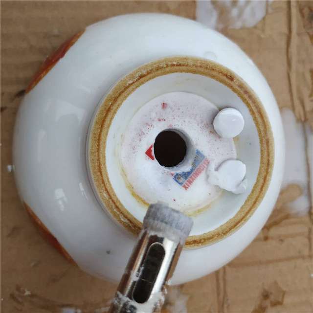 图解 怎么给多肉花盆打孔的方法