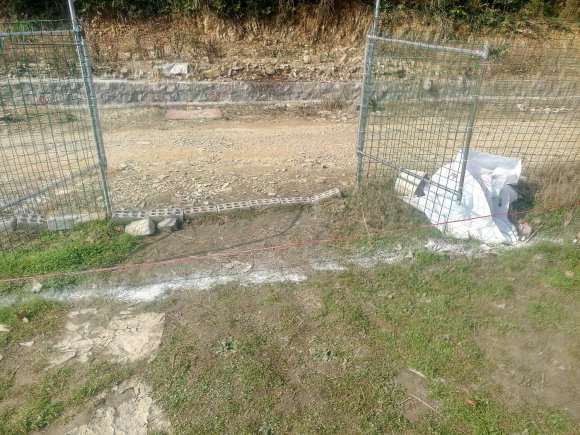 我搭建的多肉大棚要修路了