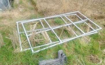 新加的两个多肉大棚到货了 开始搭建