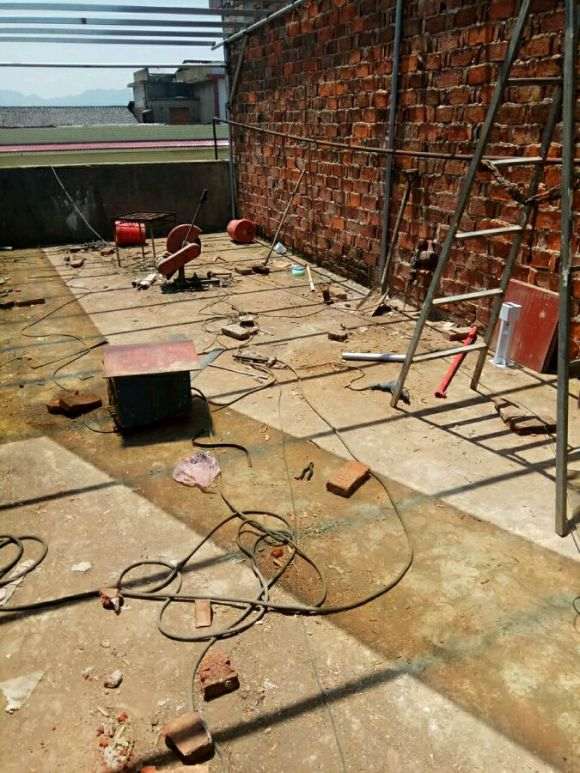 在楼顶搭建的多肉大棚