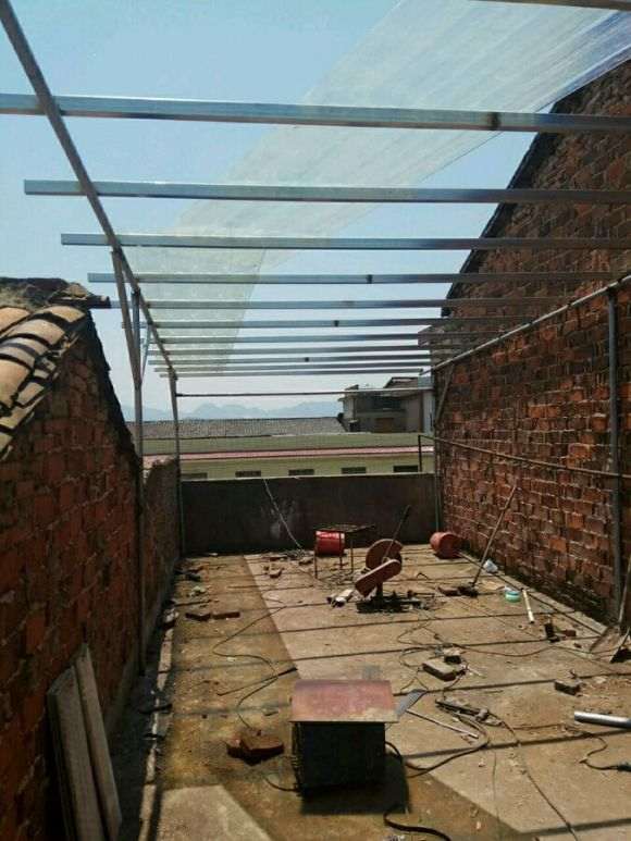 在楼顶搭建的多肉大棚