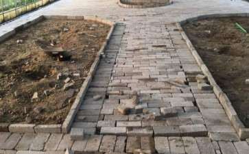 我在德宏搭建多肉大棚 铺砖篇 图片