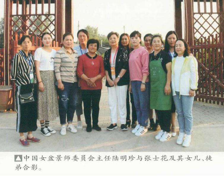 沐阳女性盆景爱好者