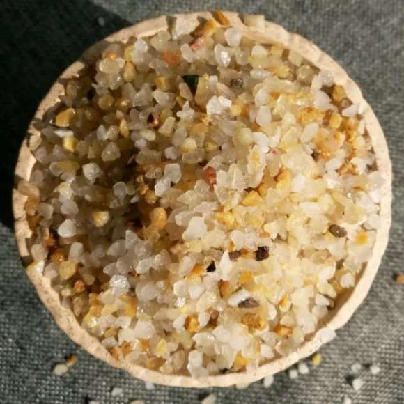 多肉有好多小黑飞 用河沙铺面好吗