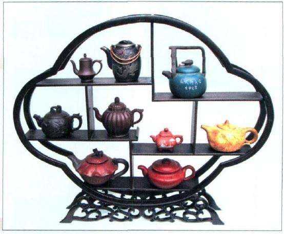 博古架上陈列着各类紫砂茶壶