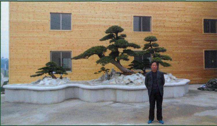 创作者赵德发及助手在作品前合影