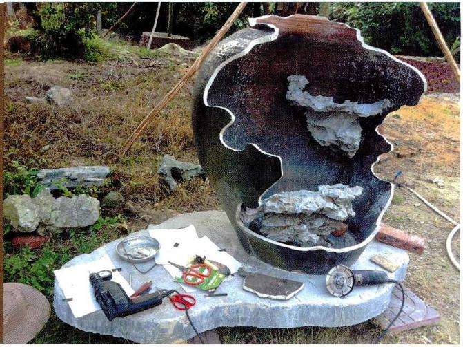 根据设计安置好缸内其它景石