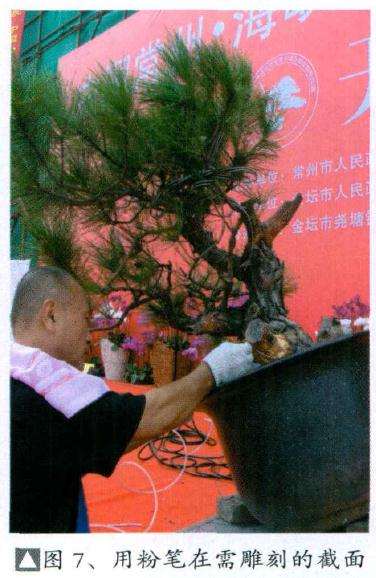 用粉笔在需雕刻的截面上画出记号