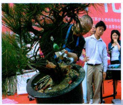 在舍利雕刻过程中