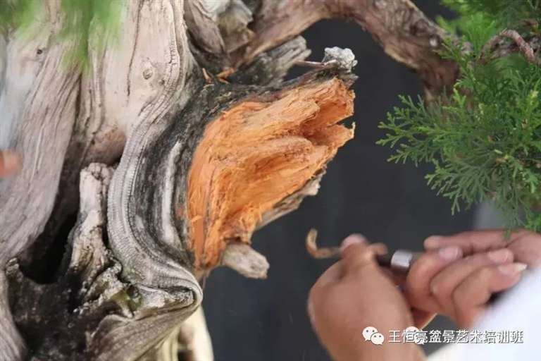 用钩刀进行精工细作