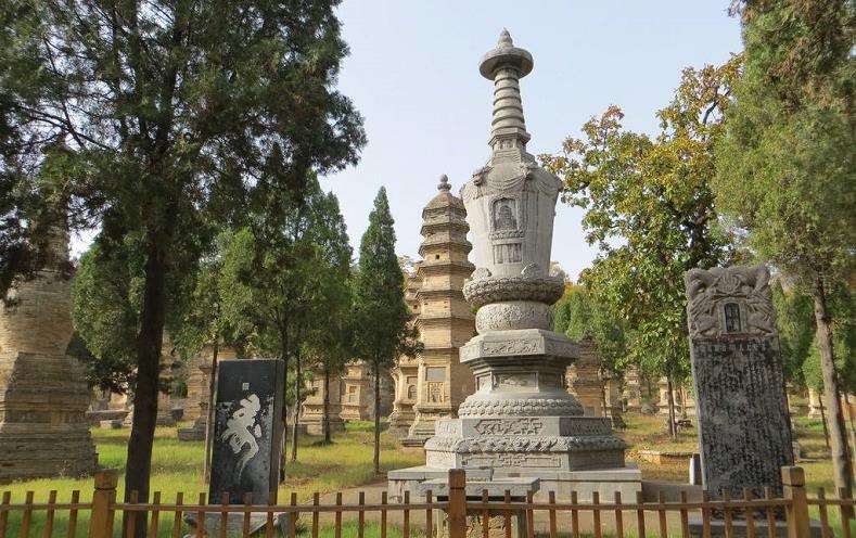 少林寺以自然式园林布局的4个手法