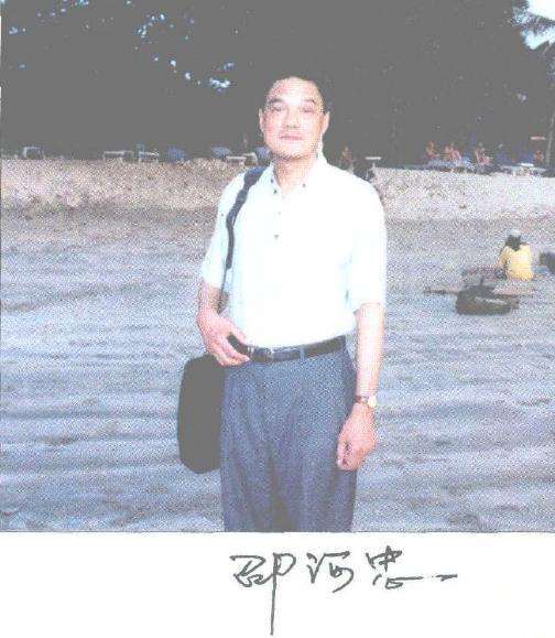 上海盆景协会常务理事 邵海忠