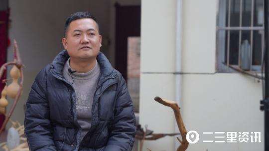 临渭90后小伙爱上根雕艺术