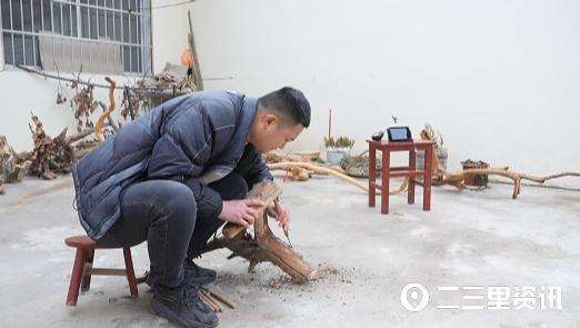 临渭90后小伙爱上根雕艺术2