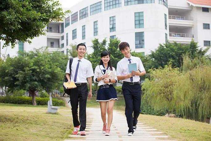 高校校园生活区种植场景环境